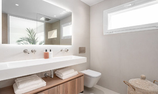 Lujoso ático con vistas al mar en venta en el corazón del valle del golf de Nueva Andalucía, Marbella 63482 