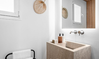 Lujoso ático con vistas al mar en venta en el corazón del valle del golf de Nueva Andalucía, Marbella 63485 