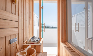 Lujoso ático con vistas al mar en venta en el corazón del valle del golf de Nueva Andalucía, Marbella 63486 