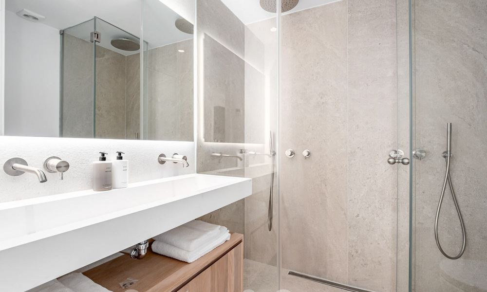 Lujoso ático con vistas al mar en venta en el corazón del valle del golf de Nueva Andalucía, Marbella 63490