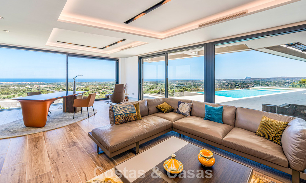 Elegante y moderna villa de lujo en venta con vistas al mar en una comunidad preferida y cerrada de Sotogrande, Costa del Sol 63493