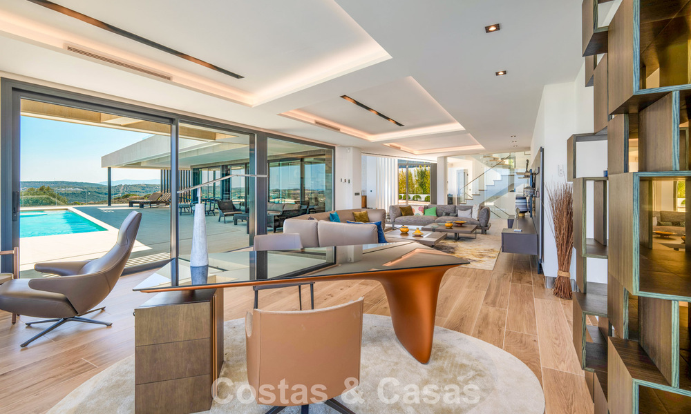 Elegante y moderna villa de lujo en venta con vistas al mar en una comunidad preferida y cerrada de Sotogrande, Costa del Sol 63494