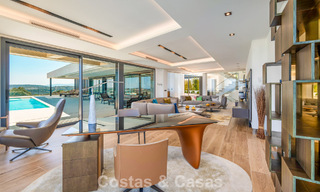Elegante y moderna villa de lujo en venta con vistas al mar en una comunidad preferida y cerrada de Sotogrande, Costa del Sol 63494 