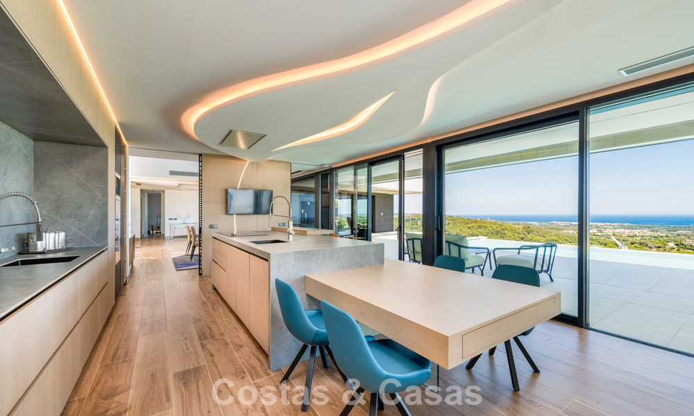 Elegante y moderna villa de lujo en venta con vistas al mar en una comunidad preferida y cerrada de Sotogrande, Costa del Sol 63495