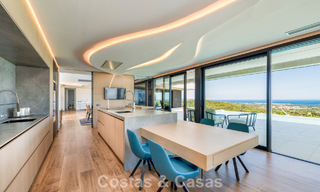 Elegante y moderna villa de lujo en venta con vistas al mar en una comunidad preferida y cerrada de Sotogrande, Costa del Sol 63495 