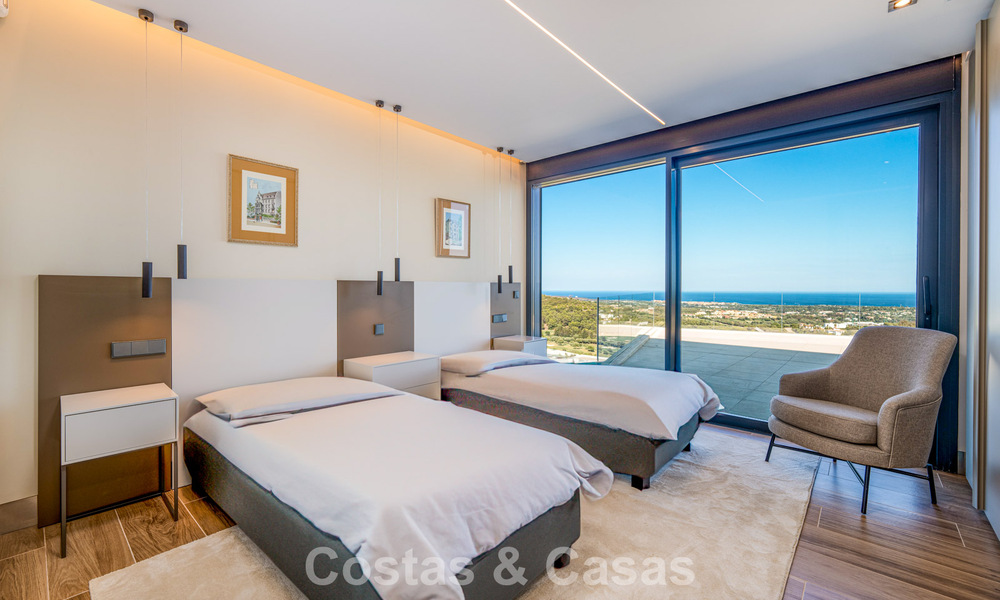 Elegante y moderna villa de lujo en venta con vistas al mar en una comunidad preferida y cerrada de Sotogrande, Costa del Sol 63497