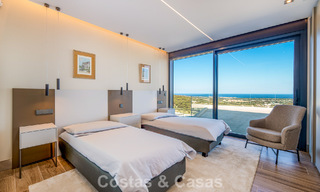 Elegante y moderna villa de lujo en venta con vistas al mar en una comunidad preferida y cerrada de Sotogrande, Costa del Sol 63497 