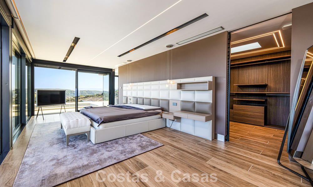 Elegante y moderna villa de lujo en venta con vistas al mar en una comunidad preferida y cerrada de Sotogrande, Costa del Sol 63498