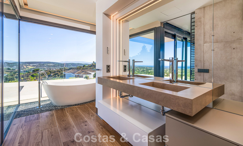 Elegante y moderna villa de lujo en venta con vistas al mar en una comunidad preferida y cerrada de Sotogrande, Costa del Sol 63499