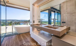 Elegante y moderna villa de lujo en venta con vistas al mar en una comunidad preferida y cerrada de Sotogrande, Costa del Sol 63499 