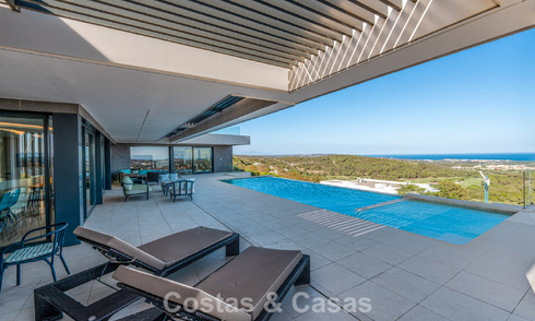 Elegante y moderna villa de lujo en venta con vistas al mar en una comunidad preferida y cerrada de Sotogrande, Costa del Sol 63500