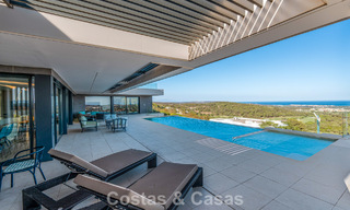 Elegante y moderna villa de lujo en venta con vistas al mar en una comunidad preferida y cerrada de Sotogrande, Costa del Sol 63500 