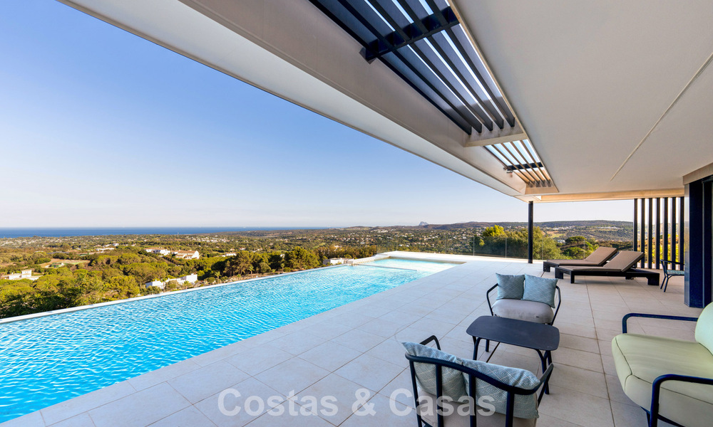 Elegante y moderna villa de lujo en venta con vistas al mar en una comunidad preferida y cerrada de Sotogrande, Costa del Sol 63501