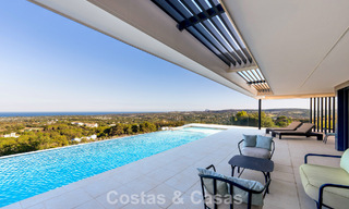 Elegante y moderna villa de lujo en venta con vistas al mar en una comunidad preferida y cerrada de Sotogrande, Costa del Sol 63501 