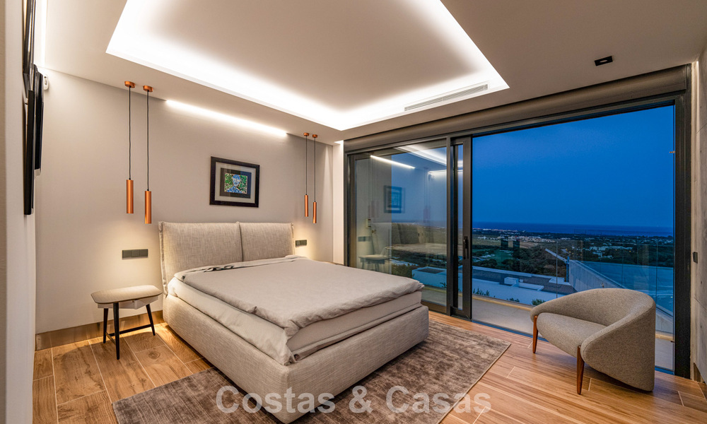 Elegante y moderna villa de lujo en venta con vistas al mar en una comunidad preferida y cerrada de Sotogrande, Costa del Sol 63503