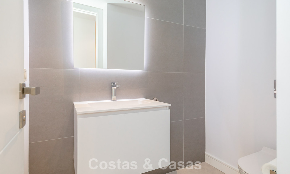 Villa modernista con diseño elegante e impresionantes vistas al mar en venta en urbanización cerrada de golf en Marbella Este 63572