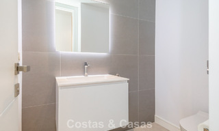 Villa modernista con diseño elegante e impresionantes vistas al mar en venta en urbanización cerrada de golf en Marbella Este 63572 