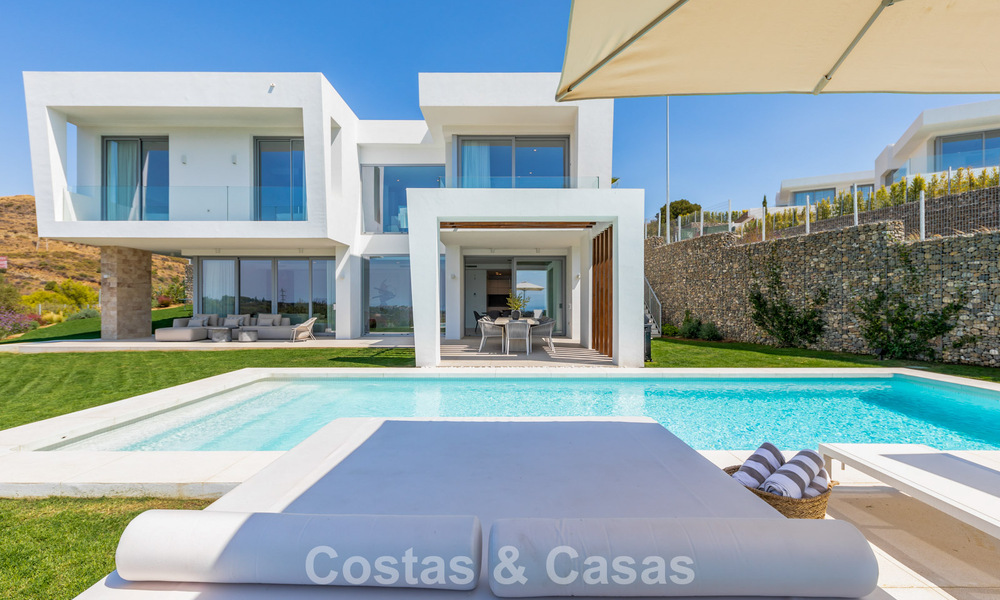 Villa modernista con diseño elegante e impresionantes vistas al mar en venta en urbanización cerrada de golf en Marbella Este 63573