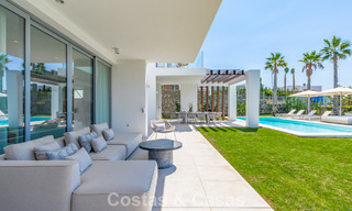 Villa modernista con diseño elegante e impresionantes vistas al mar en venta en urbanización cerrada de golf en Marbella Este 63574 