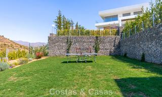 Villa modernista con diseño elegante e impresionantes vistas al mar en venta en urbanización cerrada de golf en Marbella Este 63575 