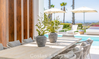Villa modernista con diseño elegante e impresionantes vistas al mar en venta en urbanización cerrada de golf en Marbella Este 63576 