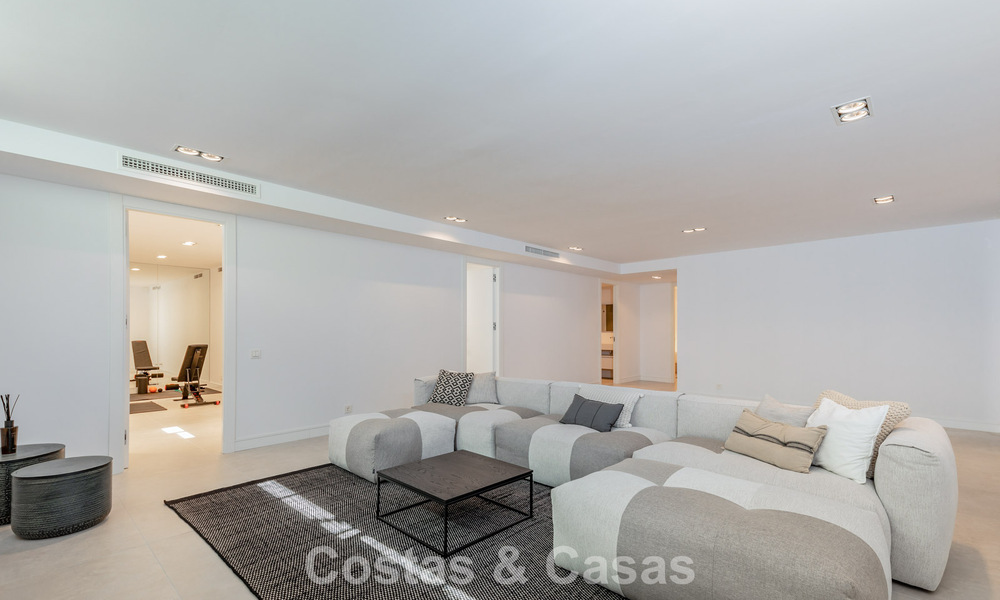 Villa modernista con diseño elegante e impresionantes vistas al mar en venta en urbanización cerrada de golf en Marbella Este 63578