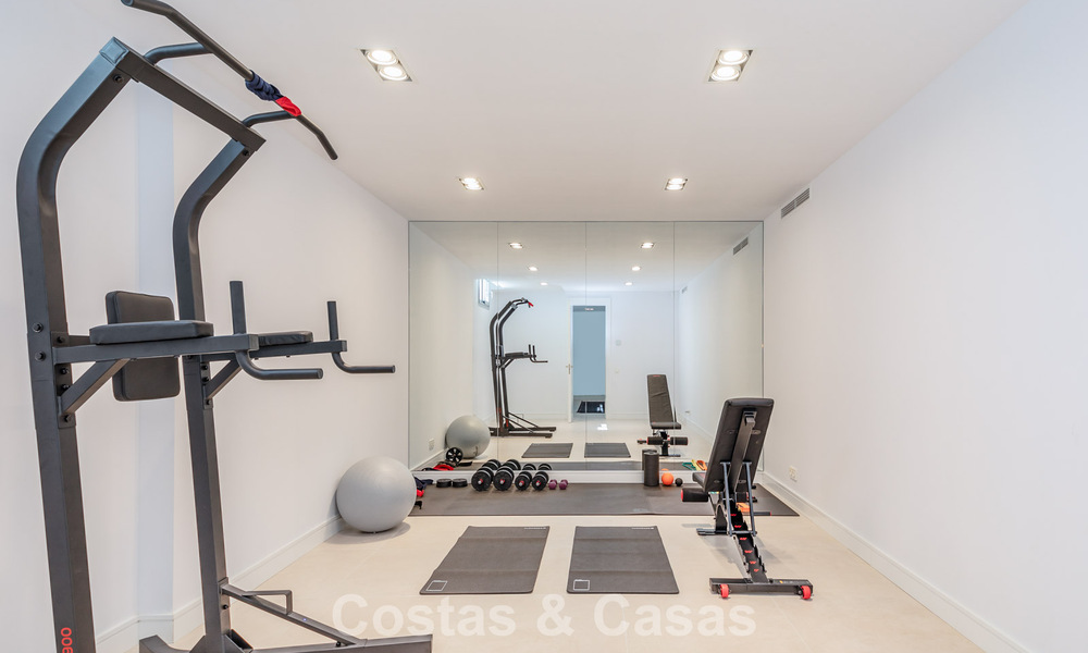 Villa modernista con diseño elegante e impresionantes vistas al mar en venta en urbanización cerrada de golf en Marbella Este 63579