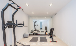 Villa modernista con diseño elegante e impresionantes vistas al mar en venta en urbanización cerrada de golf en Marbella Este 63579 