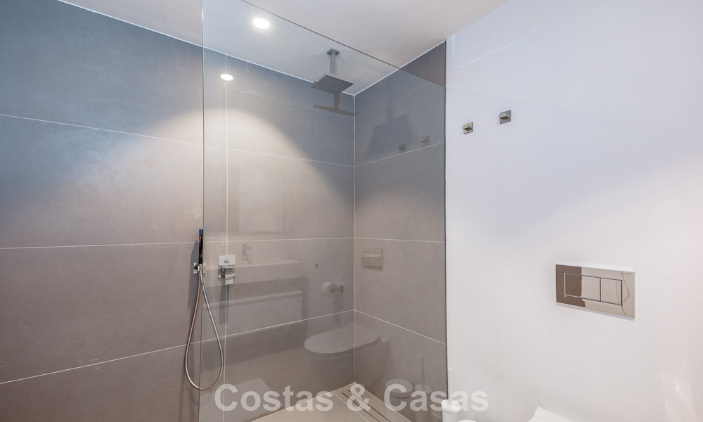 Villa modernista con diseño elegante e impresionantes vistas al mar en venta en urbanización cerrada de golf en Marbella Este 63581