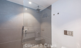 Villa modernista con diseño elegante e impresionantes vistas al mar en venta en urbanización cerrada de golf en Marbella Este 63581 