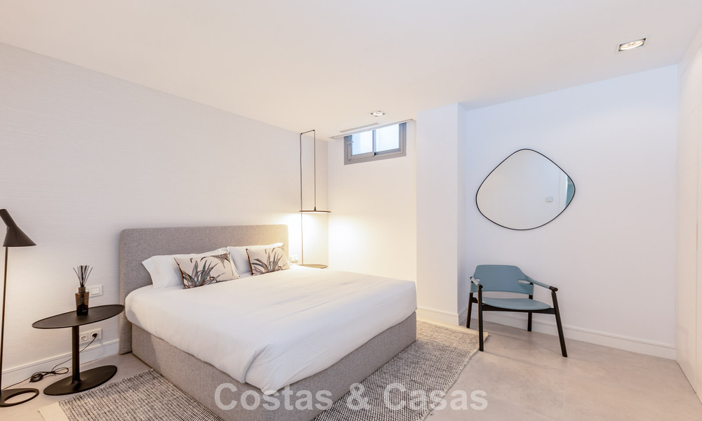 Villa modernista con diseño elegante e impresionantes vistas al mar en venta en urbanización cerrada de golf en Marbella Este 63582