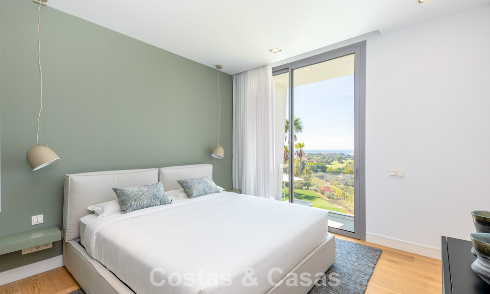 Villa modernista con diseño elegante e impresionantes vistas al mar en venta en urbanización cerrada de golf en Marbella Este 63583