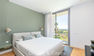 Villa modernista con diseño elegante e impresionantes vistas al mar en venta en urbanización cerrada de golf en Marbella Este 63583 