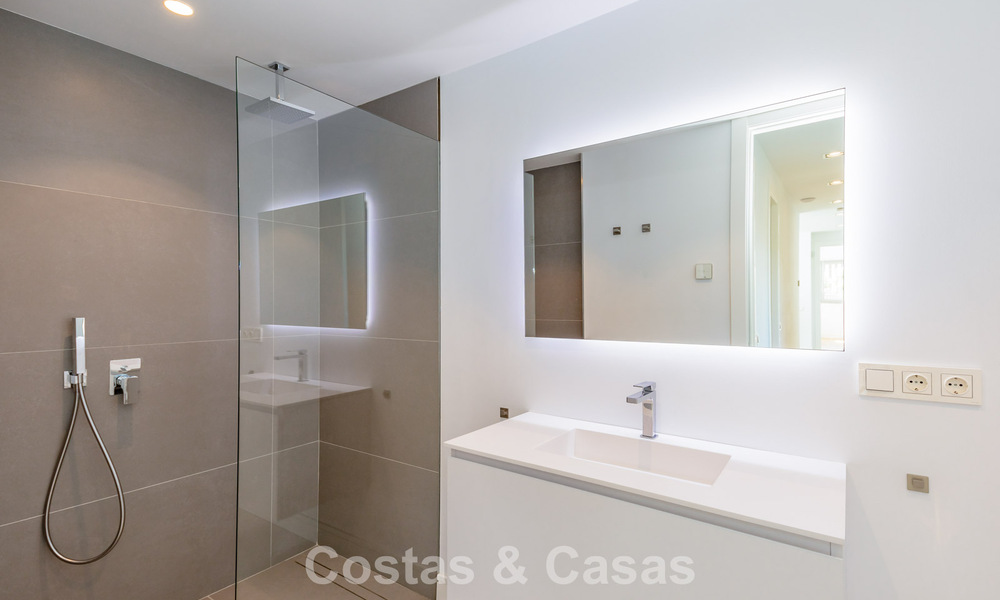 Villa modernista con diseño elegante e impresionantes vistas al mar en venta en urbanización cerrada de golf en Marbella Este 63584