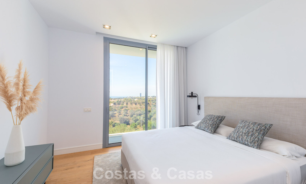 Villa modernista con diseño elegante e impresionantes vistas al mar en venta en urbanización cerrada de golf en Marbella Este 63585
