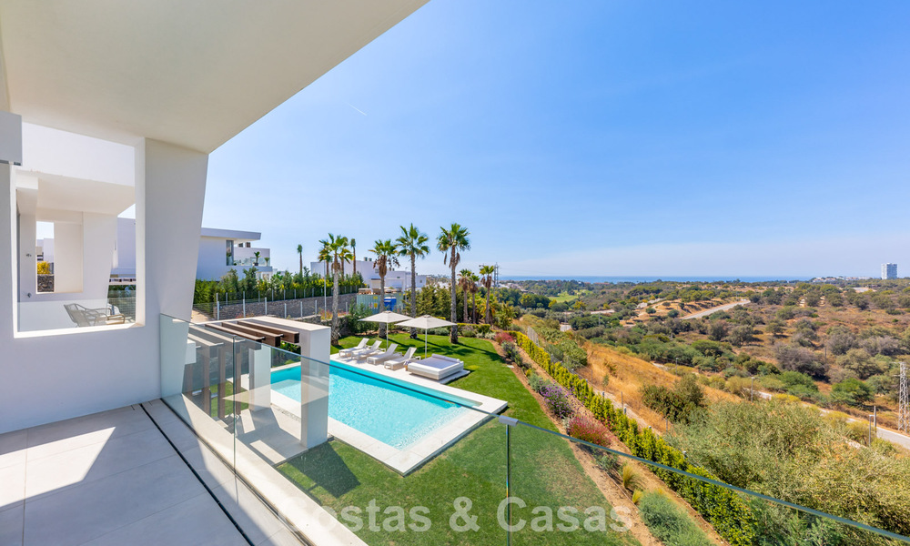 Villa modernista con diseño elegante e impresionantes vistas al mar en venta en urbanización cerrada de golf en Marbella Este 63587