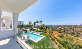 Villa modernista con diseño elegante e impresionantes vistas al mar en venta en urbanización cerrada de golf en Marbella Este 63587 