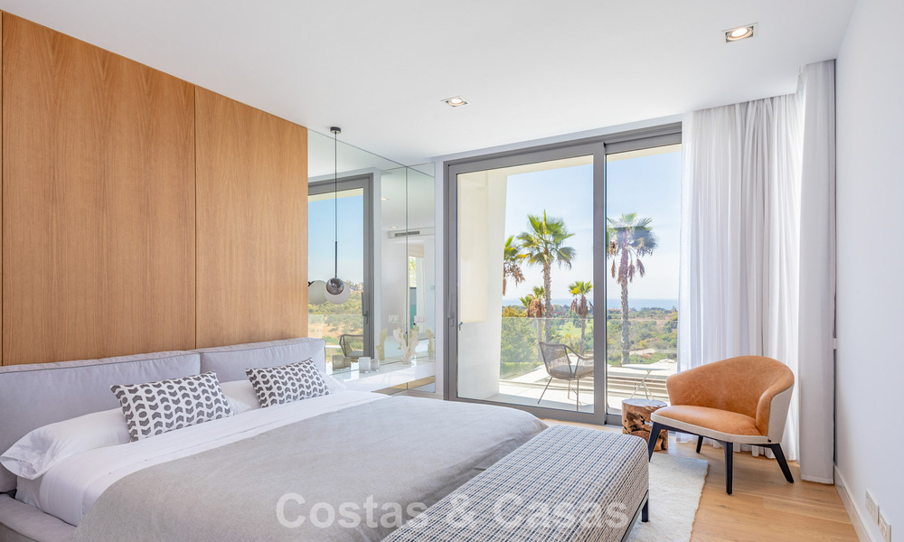 Villa modernista con diseño elegante e impresionantes vistas al mar en venta en urbanización cerrada de golf en Marbella Este 63588