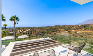 Villa modernista con diseño elegante e impresionantes vistas al mar en venta en urbanización cerrada de golf en Marbella Este 63589 