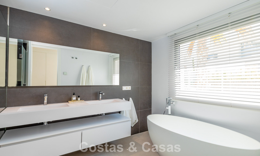 Villa modernista con diseño elegante e impresionantes vistas al mar en venta en urbanización cerrada de golf en Marbella Este 63590