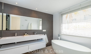 Villa modernista con diseño elegante e impresionantes vistas al mar en venta en urbanización cerrada de golf en Marbella Este 63590 