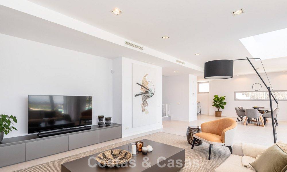 Villa modernista con diseño elegante e impresionantes vistas al mar en venta en urbanización cerrada de golf en Marbella Este 63591