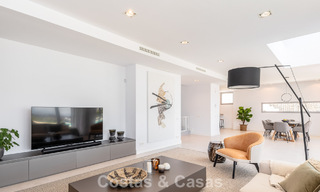 Villa modernista con diseño elegante e impresionantes vistas al mar en venta en urbanización cerrada de golf en Marbella Este 63591 