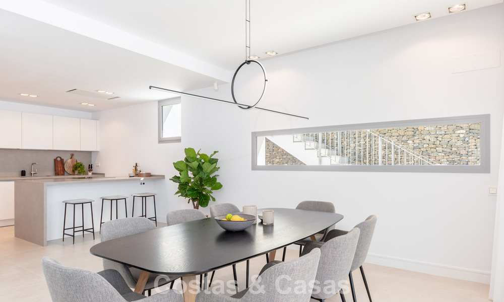 Villa modernista con diseño elegante e impresionantes vistas al mar en venta en urbanización cerrada de golf en Marbella Este 63592