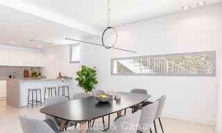 Villa modernista con diseño elegante e impresionantes vistas al mar en venta en urbanización cerrada de golf en Marbella Este 63592 