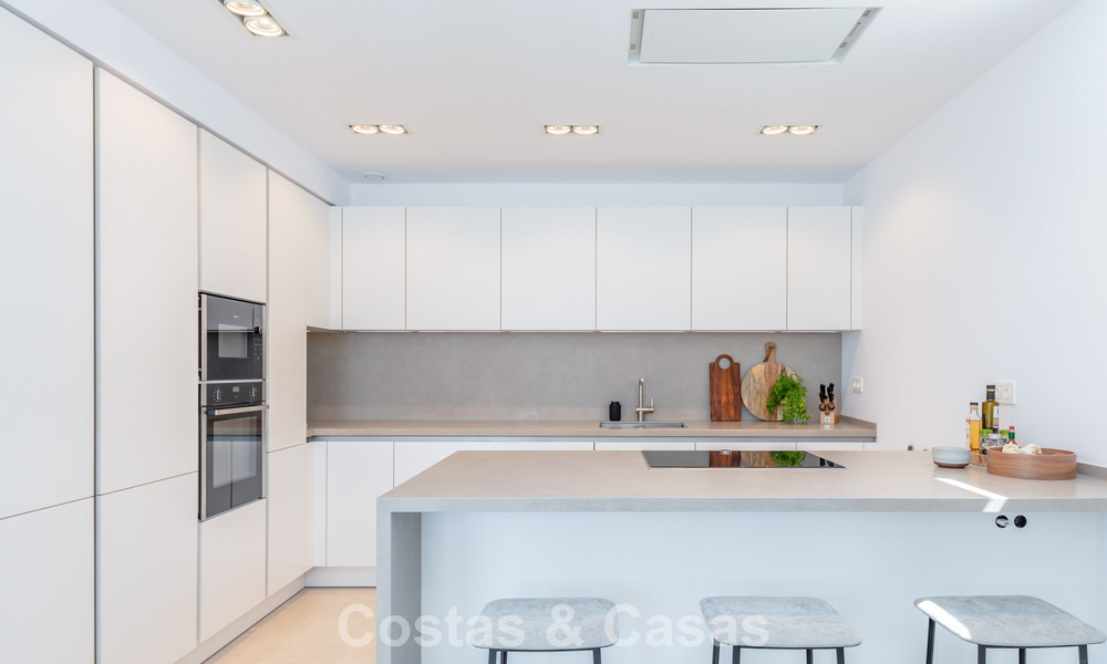 Villa modernista con diseño elegante e impresionantes vistas al mar en venta en urbanización cerrada de golf en Marbella Este 63593