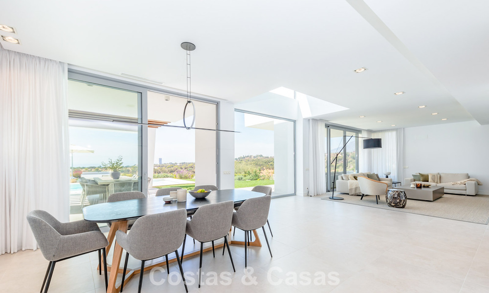 Villa modernista con diseño elegante e impresionantes vistas al mar en venta en urbanización cerrada de golf en Marbella Este 63594