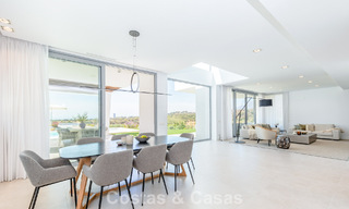 Villa modernista con diseño elegante e impresionantes vistas al mar en venta en urbanización cerrada de golf en Marbella Este 63594 