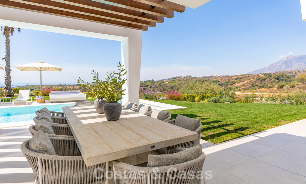 Villa modernista con diseño elegante e impresionantes vistas al mar en venta en urbanización cerrada de golf en Marbella Este 63595