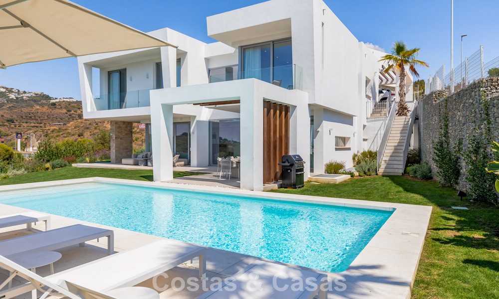 Villa modernista con diseño elegante e impresionantes vistas al mar en venta en urbanización cerrada de golf en Marbella Este 63596
